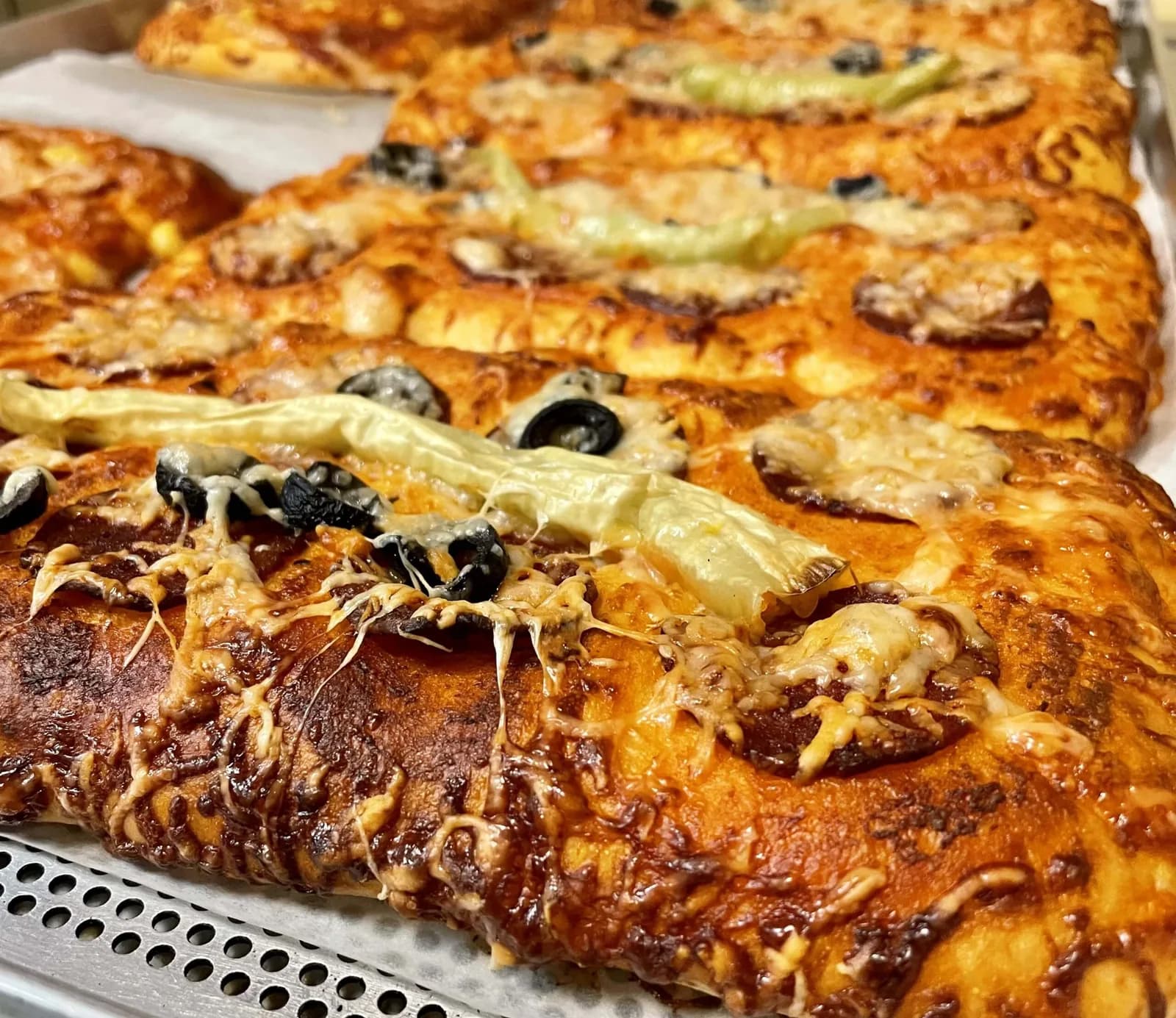 Olívás-pepperonis pizza