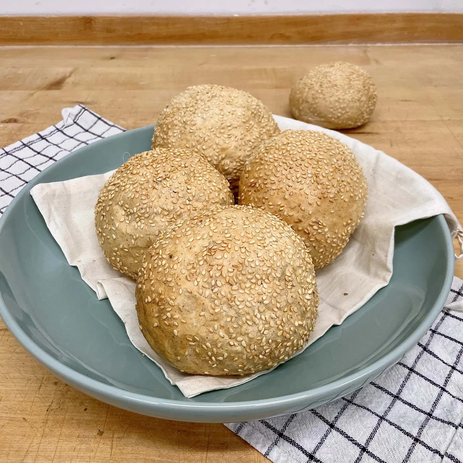 Szezámos-rozsos zsemle 50g