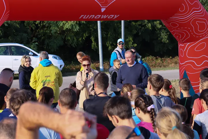 A mezőny a rajtkapu alatt, a rajt előtti eligazítás közben