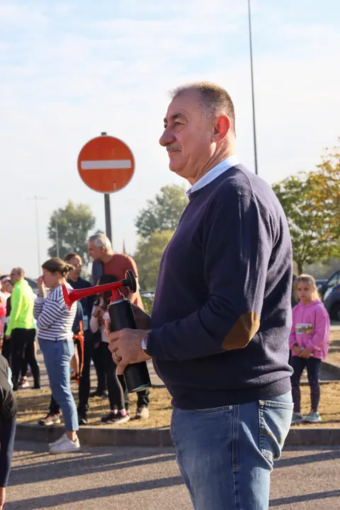 A rajtot jelző férfi dudával a kezében a rajtkapu mellett