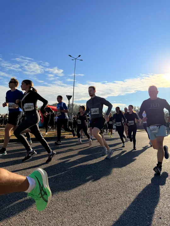 Az 5 kilométeres mezőny közvetlenül a rajt után az aszfaltúton