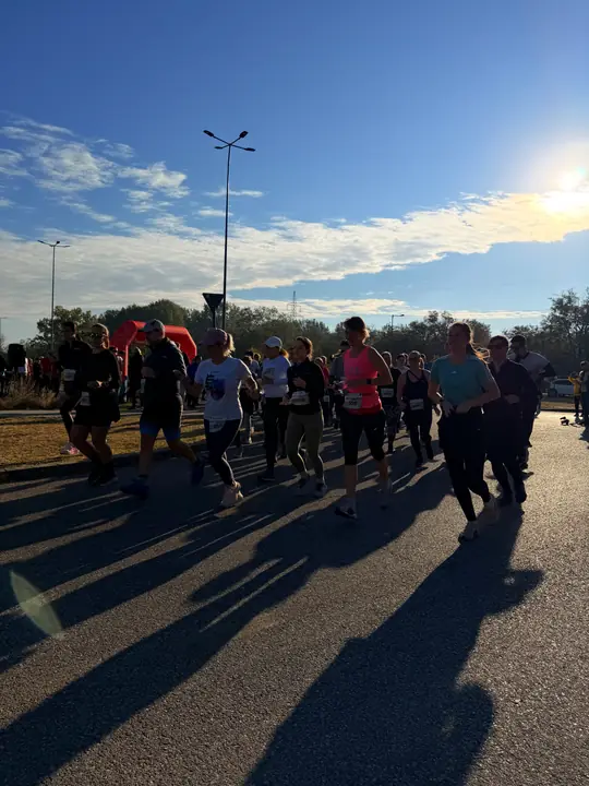 A mezőny széles sorban fut el a rajt után, hosszú reggeli árnyékokkal