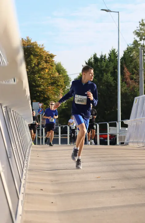 Kék felsős futó a híd lejtőjén