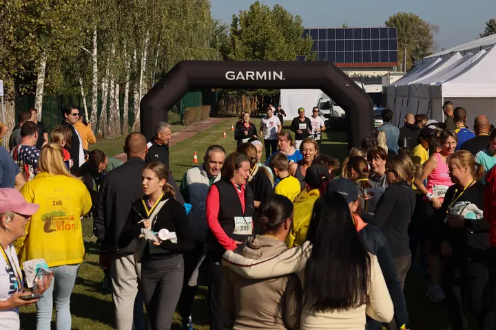Futók és szurkolók tömege a Garmin célkapu mögött