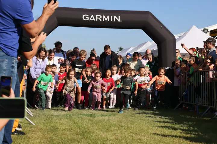 Gyerekfutam rajtja a fekete Garmin kapunál a Tündérkertben