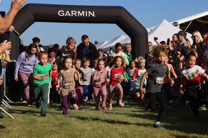 A gyerekmezőny kilő a Garmin kapu alól, a szülők szurkolnak