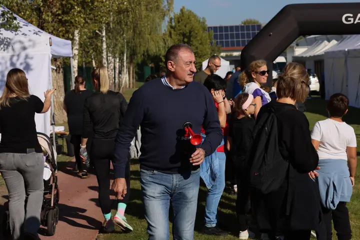 Szülők és szurkolók a gyerekfutam célkapujánál