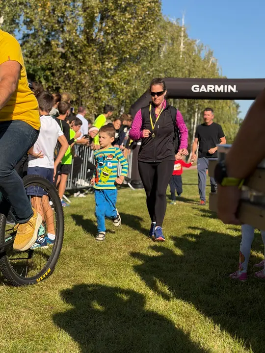Futó gyerekek és egy anyuka a Garmin kapu mellett