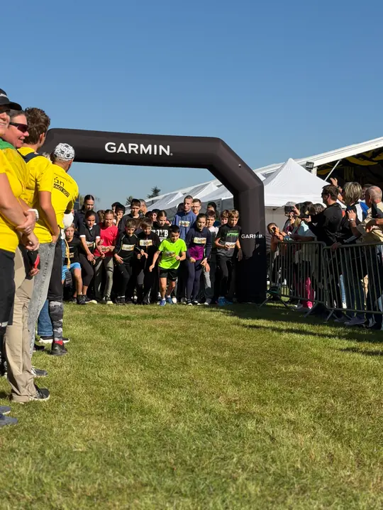 A felső tagozatosok gyülekeznek a Garmin kapu mögött
