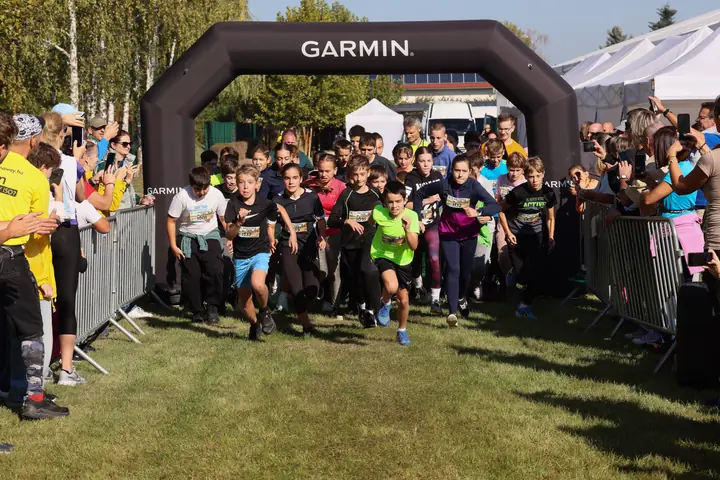 A felső tagozatosok futama indul a Garmin kapu alól