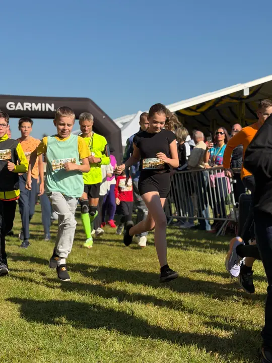 Kamaszok futnak a Garmin kapu felé