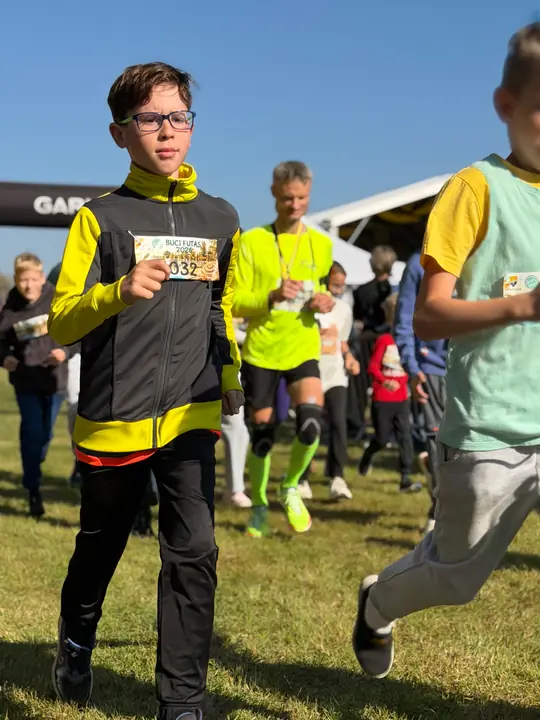 Szemüveges fiú rajtszámmal a gyerekfutamon