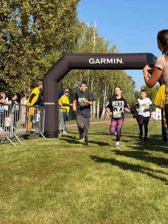 Futó gyerekek a Garmin kapu előtt