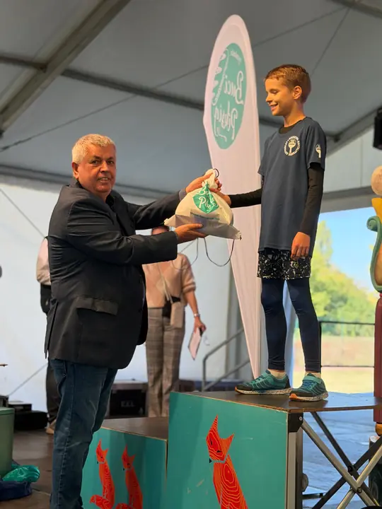 Díjátadás: ajándékcsomagot kap a dobogós fiú