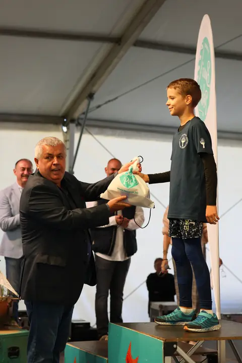 A dobogós fiú átveszi a díjat