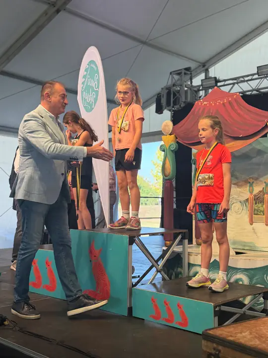 Gratuláció a dobogós kislányoknak a színpadon