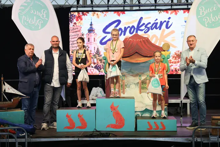 A lányok dobogója a díjátadók között a Soroksári Napok színpadán
