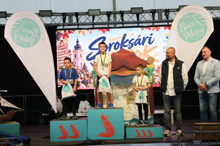 A fiúk dobogója a gyerekfutam eredményhirdetésén