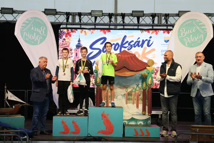 A felső tagozatos fiúk dobogója az eredményhirdetésen
