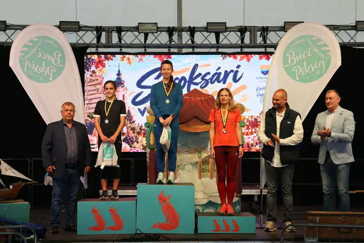 Az 5 kilométeres futam női dobogósai a színpadon